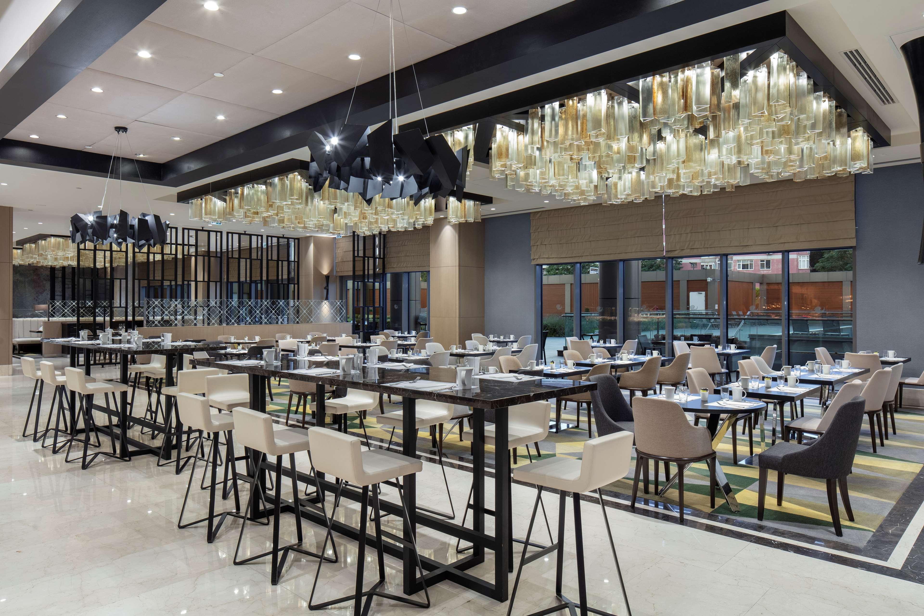 Hotel Hilton Istanbul Bakirkoy Exterior foto The restaurant