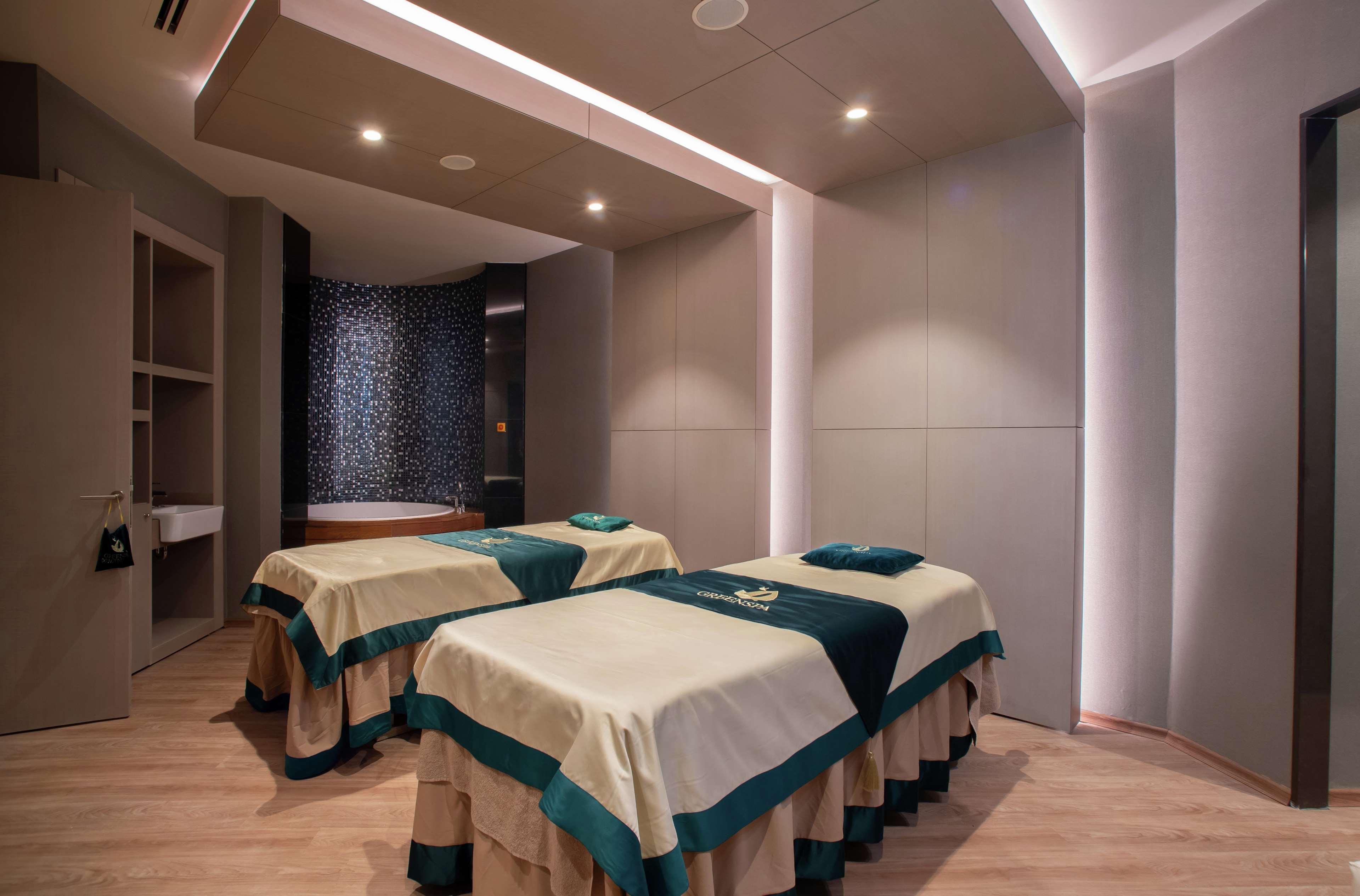 Hotel Hilton Istanbul Bakirkoy Exterior foto A treatment room at the spa