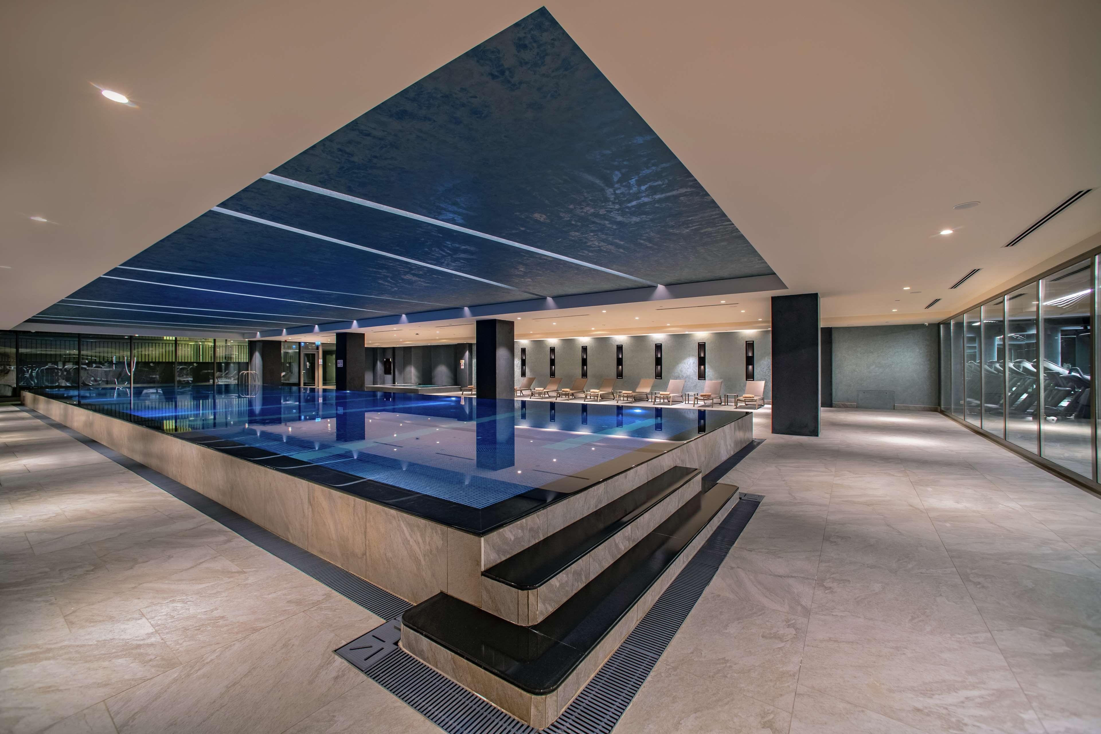 Hotel Hilton Istanbul Bakirkoy Exterior foto The swimming pool at the 2018-opened The Ritz-Carlton, DIFC